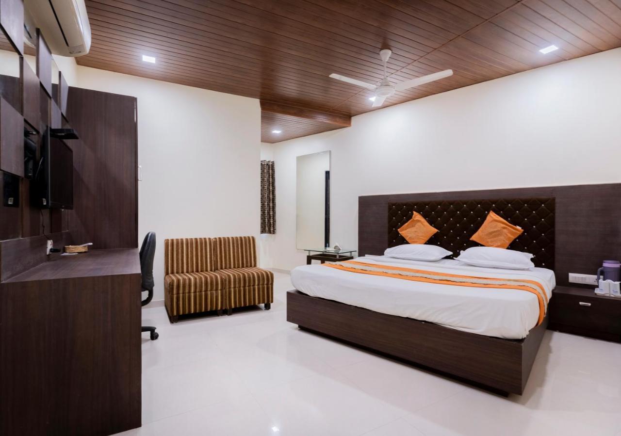 Hotel Ashish Ahmedabad Exterior foto