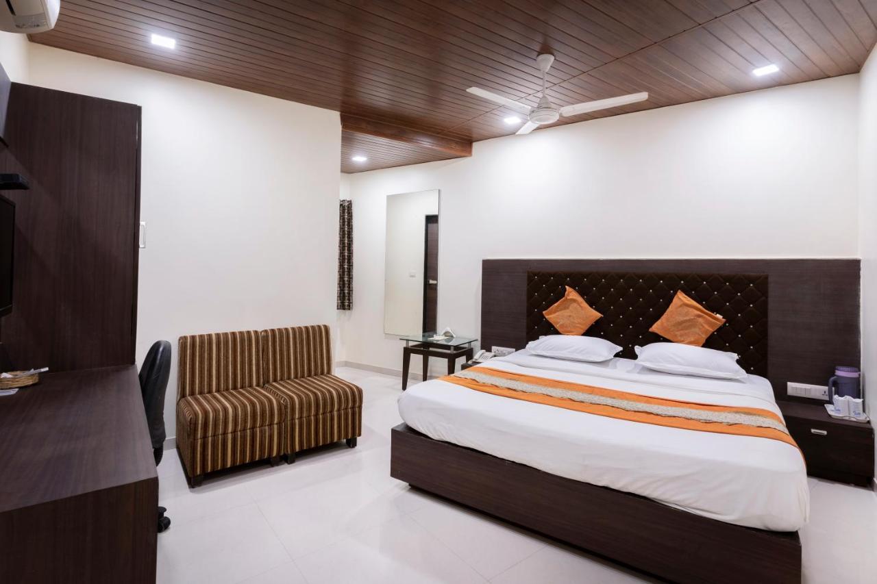 Hotel Ashish Ahmedabad Exterior foto