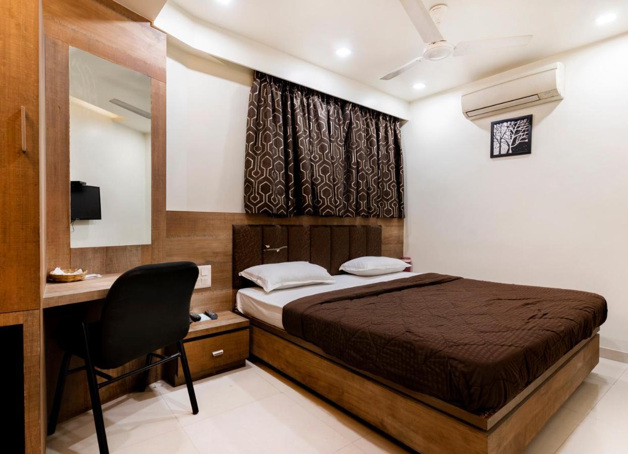 Hotel Ashish Ahmedabad Exterior foto