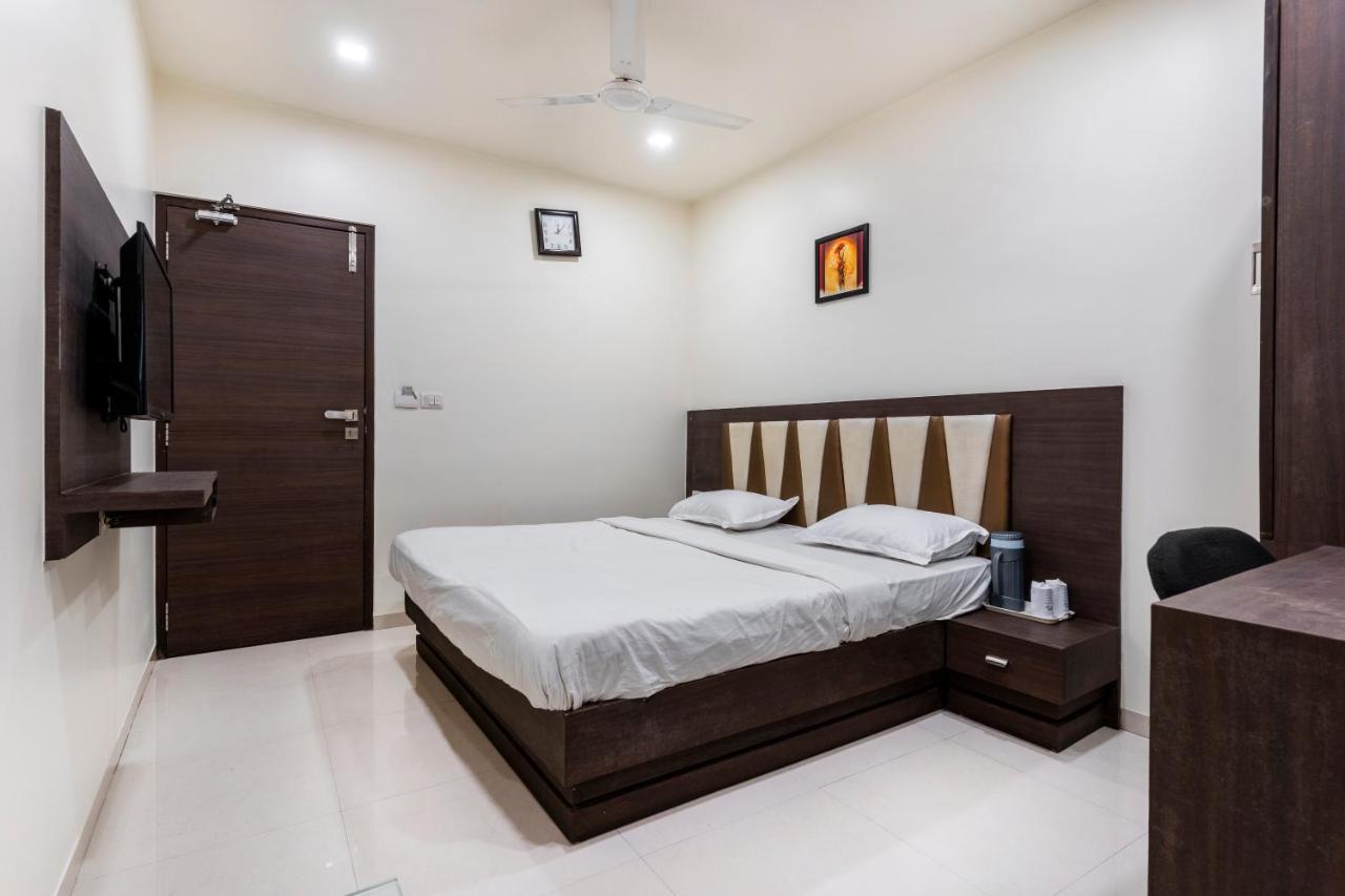 Hotel Ashish Ahmedabad Exterior foto