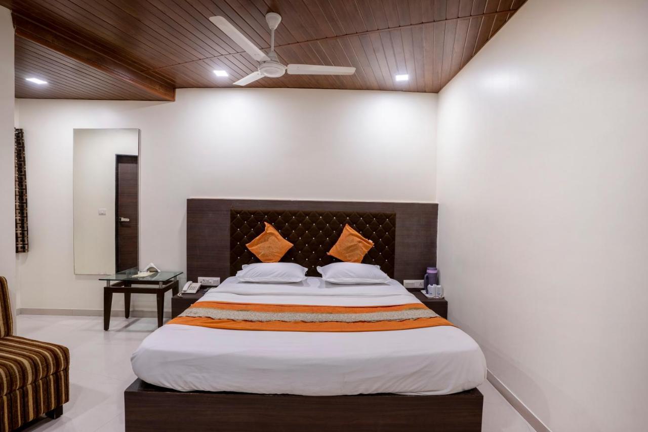Hotel Ashish Ahmedabad Exterior foto