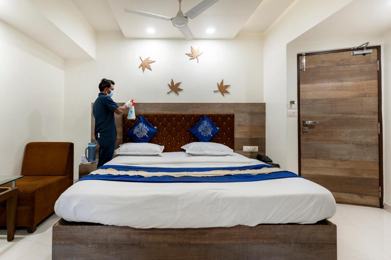 Hotel Ashish Ahmedabad Exterior foto