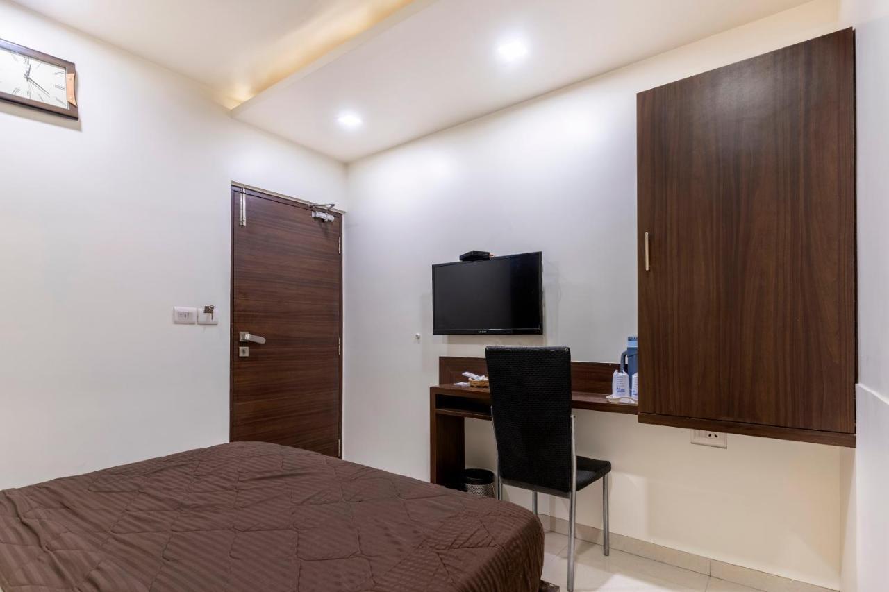 Hotel Ashish Ahmedabad Exterior foto