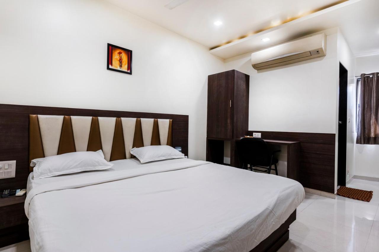 Hotel Ashish Ahmedabad Exterior foto