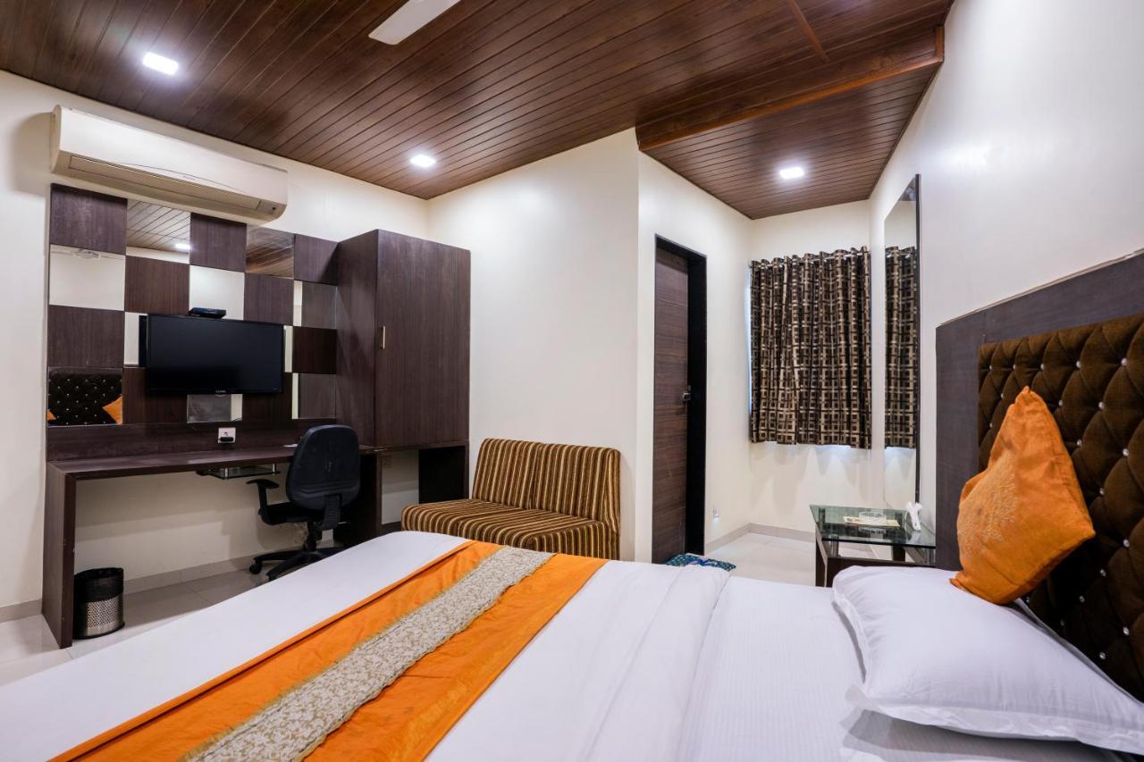 Hotel Ashish Ahmedabad Exterior foto