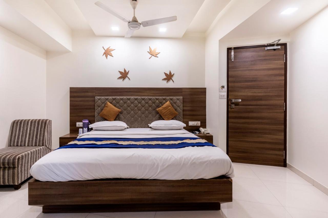 Hotel Ashish Ahmedabad Exterior foto