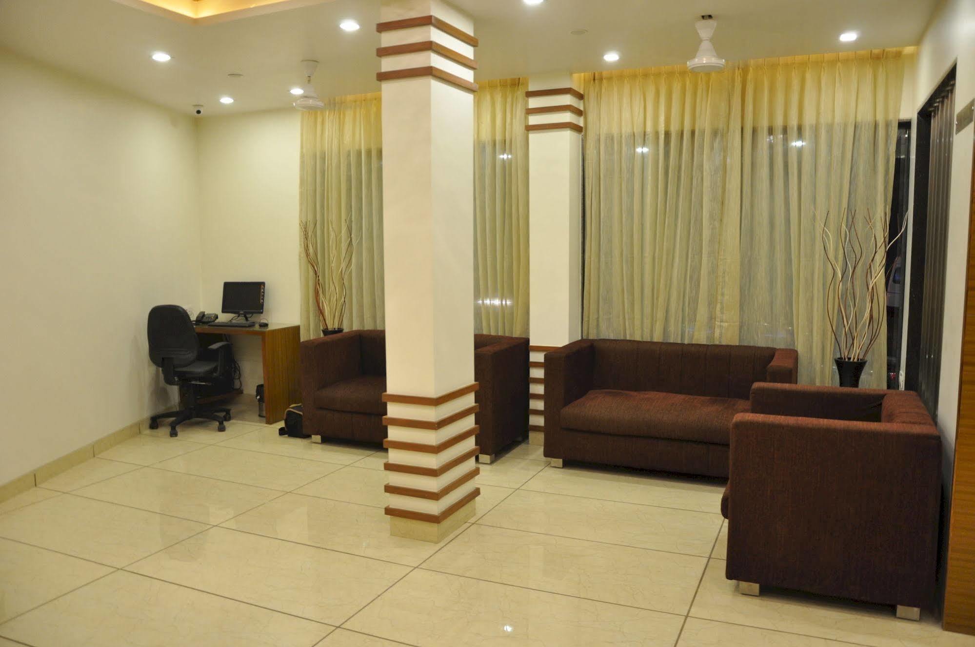 Hotel Ashish Ahmedabad Exterior foto