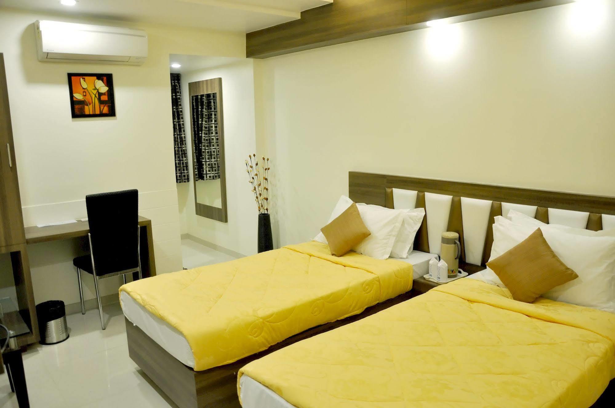 Hotel Ashish Ahmedabad Exterior foto